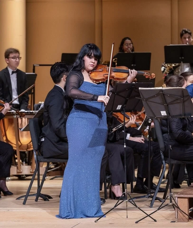 Yilian Concepción performing as violin soloist with orchestra